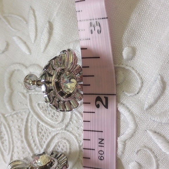Vintage Starburst button design w large faceted rhinestone screwback earrings - Picture 11 of 11